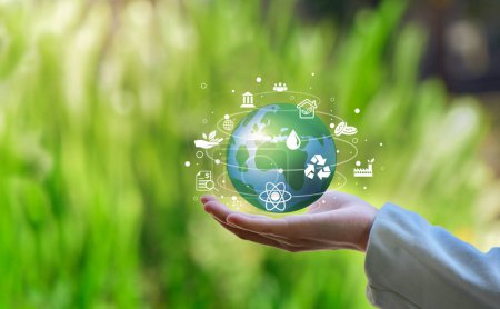 Téléchargez les photos : Mains tenant Globe avec icône Dans Green Forest - Concept Environnement, concept icône ESG. Environnement, société et gouvernance. - en image libre de droit