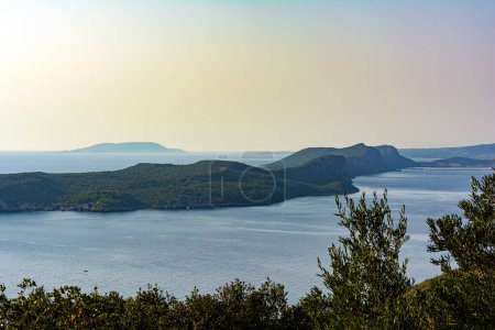 Foto de La isla de Sfaktiria cerca de la ciudad de Pylos en Peloponeso, Grecia. - Imagen libre de derechos