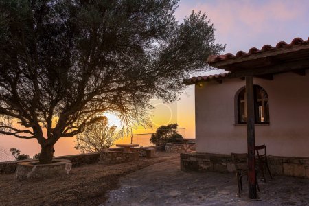 Foto de Puesta de sol en la iglesia de San Nicolás en la montaña cerca de Pylos en Messinia, Grecia. - Imagen libre de derechos