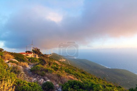 Foto de Puesta de sol en la iglesia de San Nicolás en la montaña cerca de Pylos en Messinia, Grecia. - Imagen libre de derechos