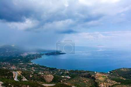 Foto de Vista panorámica del Golfo Sarónico y la ciudad de Palaia Epidavros en la Península del Peloponeso en Grecia. - Imagen libre de derechos