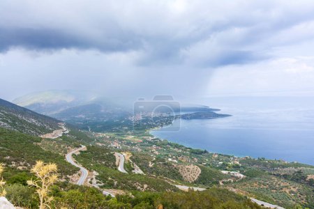 Foto de Vista panorámica del Golfo Sarónico y la ciudad de Palaia Epidavros en la Península del Peloponeso en Grecia. - Imagen libre de derechos