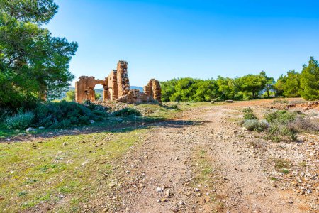 Téléchargez les photos : Ruines de maisons de mineurs abandonnées dans la région de Lavrion. Grèce. - en image libre de droit