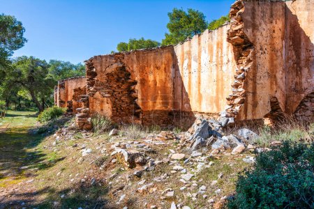 Téléchargez les photos : Ruines de maisons de mineurs abandonnées dans la région de Lavrion. Grèce. - en image libre de droit
