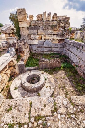 Die archäologische Stätte von Eleusis. Brunnen der schönen Tänze, in denen die Göttin Demeter ruhte, als sie zum ersten Mal nach Eleusis kam. Eleusinische Frauen führten zu Ehren von ihr Tänze auf. Attika, Griechenland.