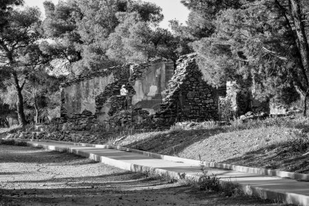 Téléchargez les photos : Ruines de maisons de mineurs abandonnées dans la région de Lavrion. Attique, Grèce. - en image libre de droit