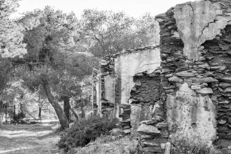 Téléchargez les photos : Ruines de maisons de mineurs abandonnées dans la région de Lavrion. Attique, Grèce. - en image libre de droit