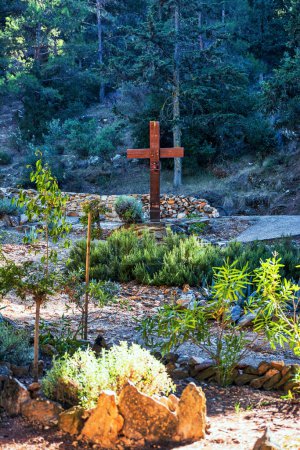 Téléchargez les photos : Une grande croix en bois dans la forêt de la montagne Hymettus, Attique, Grèce. - en image libre de droit