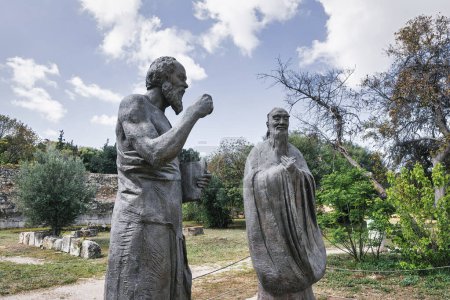 Foto de Estatuas de Sócrates y Confucio en el antiguo Ágora de Atenas. El Monumento está situado al oeste del Ágora Romano, en Atenas, Grecia. - Imagen libre de derechos