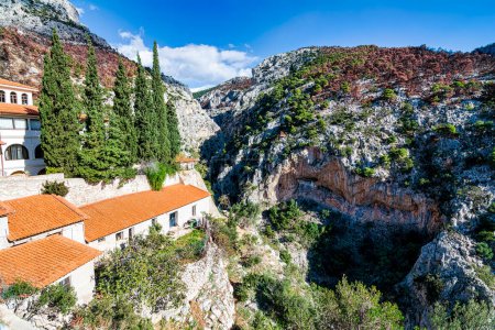 Religiöse Symbole in den Felsen am Canyon von Goura, Attika, Griechenland. Es befindet sich in der Nähe des griechisch orthodoxen Klosters Iera Moni Koimiseos Theotokou Kleiston.