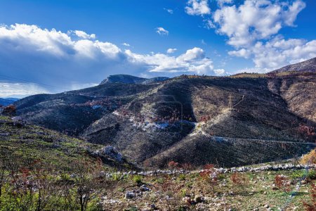 Der Berg Parnitha in der Region Attika, Griechenland, nach dem Buschfeuer, das viele seiner Wälder zerstörte.