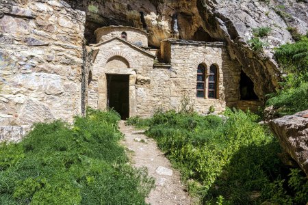 En Davelis cueva iglesia en montaña Penteli en Ática, Grecia. Situado en el Monte Penteli en Ática, Grecia, hay una iglesia cueva.