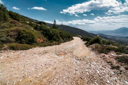 Camino de montaña Penteli en Ática, Grecia. Situado al norte del centro de Atenas, el monte Penteli es famoso por su mármol blanco, que se utilizó para construir la Acrópolis.