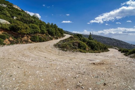 Camino de montaña Penteli en Ática, Grecia. Situado al norte del centro de Atenas, el monte Penteli es famoso por su mármol blanco, que se utilizó para construir la Acrópolis.