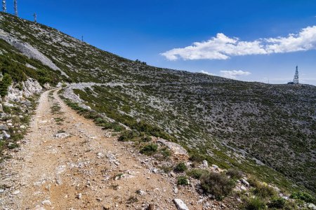 Penteli route de campagne de montagne à Attique, Grèce. Situé au nord du centre-ville d'Athènes, le mont Penteli est célèbre pour son marbre blanc, qui a été utilisé pour construire l'Acropole.