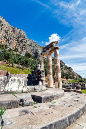 Restos de los Tholos de Athena Pronaia en el sitio de Delphi. El Tholos de Delphi está entre las estructuras antiguas del santuario de Athena Pronaia en Delphi.