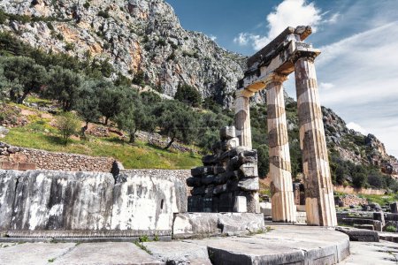 Überreste des Tholos der Athena Pronaia in Delphi. Der Tholos von Delphi gehört zu den antiken Bauten des Heiligtums der Athena Pronaia in Delphi.