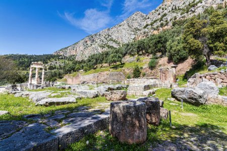 Restos de los Tholos de Athena Pronaia en el sitio de Delphi. El Tholos de Delphi está entre las estructuras antiguas del santuario de Athena Pronaia en Delphi.