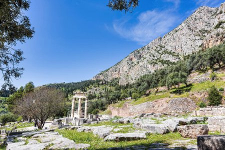 Restes des Tholos d'Athéna Pronaia sur le site de Delphes. Le Tholos de Delphes fait partie des anciennes structures du Sanctuaire d'Athéna Pronaia à Delphes.