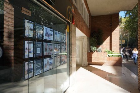 Téléchargez les photos : Fenêtre immobilière à Barcelone. Annonces de Appartements à vendre dans la rue à Barcelone - en image libre de droit