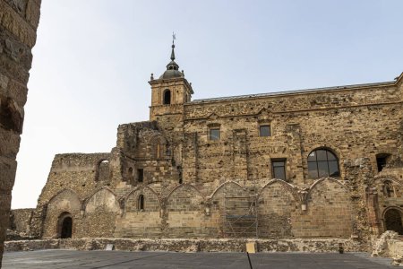 Foto de Claustro del Monasterio de Santa María de Carracedo, El Bierzo, España - Imagen libre de derechos