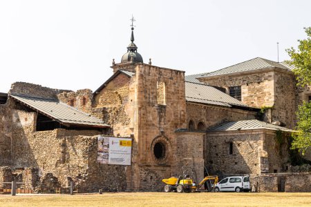 Téléchargez les photos : Travaux de restauration dans le monastère de Sainte Marie de Carracedo, en Espagne - en image libre de droit