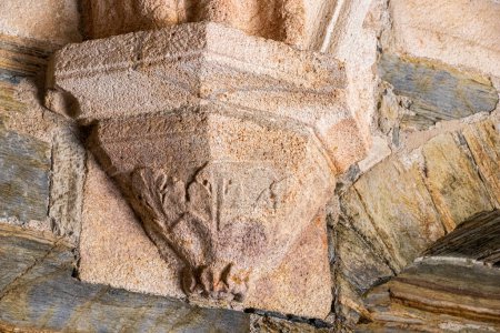 Téléchargez les photos : Corbeaux romans dans la chapterhouse médiévale du monastère de Sainte Marie de Carracedo, Espagne - en image libre de droit