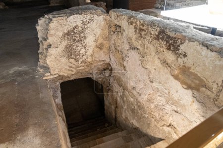 Téléchargez les photos : Sevilla, Espagne. A l'intérieur des ruines souterraines des fondations du Castillo de San Jorge (Château Saint George), siège de l'Inquisition espagnole - en image libre de droit
