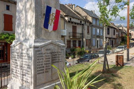 Foto de Najac, Francia. Monumento a los Caídos en Najac, hermoso pueblo en el departamento de Aveyron con edificios históricos medievales y arquitectura - Imagen libre de derechos