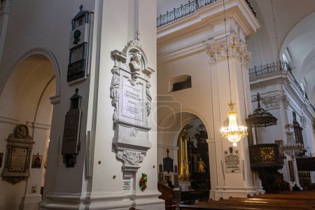 Téléchargez les photos : Varsovie, Pologne. Monument funéraire sur un pilier de l'église Sainte-Croix, encerclant le cœur de Frédéric Chopin - en image libre de droit