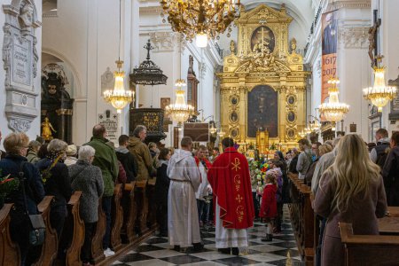 Téléchargez les photos : Varsovie, Pologne. A l'intérieur de l'église de la Sainte Croix (Bazylika Swietego Krzyza) le dimanche des Rameaux - en image libre de droit