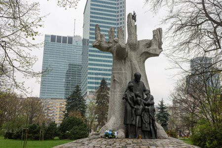 Foto de Varsovia, Polonia. Monumento a Janusz Korczak (Pomnik Janusza Korczaka), pediatra, educador, autor y pedagogo judío polaco - Imagen libre de derechos