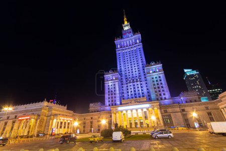 Foto de Varsovia, Polonia. El Palacio de la Cultura y la Ciencia (Palac Kultury i Nauki - PKiN) iluminado por la noche en muchos colores - Imagen libre de derechos