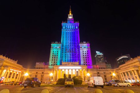 Foto de Varsovia, Polonia. El Palacio de la Cultura y la Ciencia (Palac Kultury i Nauki - PKiN) iluminado por la noche en muchos colores - Imagen libre de derechos
