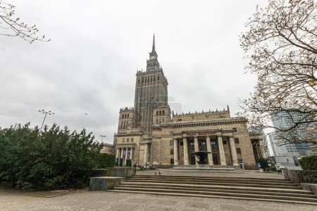 Foto de Varsovia, Polonia. El Palacio de la Cultura y la Ciencia (Palac Kultury i Nauki - PKiN), un edificio de gran altura y torre del reloj en estilo arquitectónico estalinista - Imagen libre de derechos