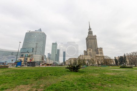 Foto de Varsovia, Polonia. El Palacio de la Cultura y la Ciencia (Palac Kultury i Nauki - PKiN), un edificio de gran altura y torre del reloj en estilo arquitectónico estalinista - Imagen libre de derechos