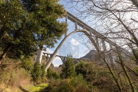 Foto de Un Ponte Ulla, España. Los dos viaductos de Gundian sobre el río Ulla - Imagen libre de derechos
