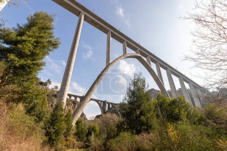 Foto de Un Ponte Ulla, España. Los dos viaductos de Gundian sobre el río Ulla - Imagen libre de derechos