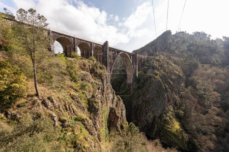 Foto de Un Ponte Ulla, España. El viaducto de Gundian, un puente de piedra y hierro sobre el río Ulla - Imagen libre de derechos