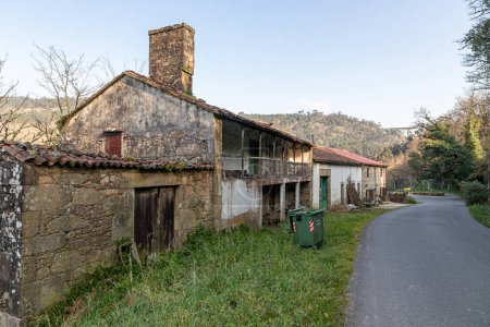 Foto de Un Ponte Ulla, España. Paisaje rural y casas y construcciones tradicionales en el pueblo de Ponte Ulla en Vedra, Galicia - Imagen libre de derechos
