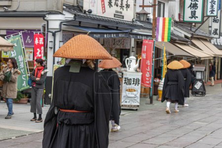 Foto de Nagano, Japón. Monjes budistas Zen japoneses de la escuela Soto con sombreros Kasa mirando la Puerta Sanmon en Zenko-ji, un templo budista - Imagen libre de derechos