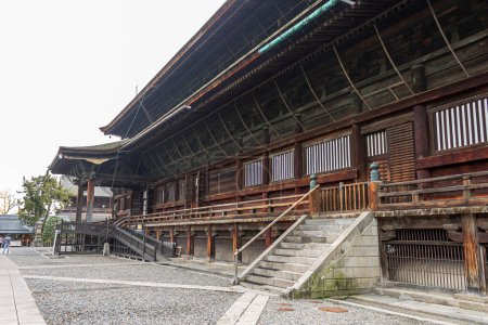 Téléchargez les photos : Nagano, Japon. Le Hondo ou salle principale, un trésor national tenant une statue antique de Bouddha - en image libre de droit