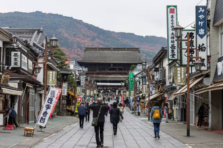 Téléchargez les photos : Nagano, Japon. Le Sanmon ou Sangedatsumon (porte des trois libérations), un trésor national et une partie du temple bouddhiste zen japonais Zenko-ji - en image libre de droit