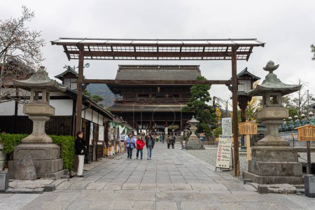 Téléchargez les photos : Nagano, Japon. Le Sanmon ou Sangedatsumon (porte des trois libérations), un trésor national et une partie du temple bouddhiste zen japonais Zenko-ji - en image libre de droit