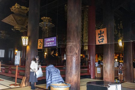 Téléchargez les photos : Nagano, Japon. Le Hondo ou salle principale, un trésor national tenant une statue antique de Bouddha - en image libre de droit