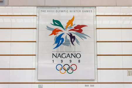Téléchargez les photos : Nagano, Japon. Carrelage peint avec l'emblème des fleurs de neige de Nagano XVIIIe Jeux Olympiques d'hiver à la gare de Nagano - en image libre de droit