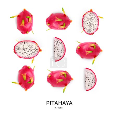 Téléchargez les photos : Modèle sans couture avec pitaya (fruit du dragon). Fond abstrait tropical. Pitahaya (fruit du dragon) sur le fond blanc. - en image libre de droit