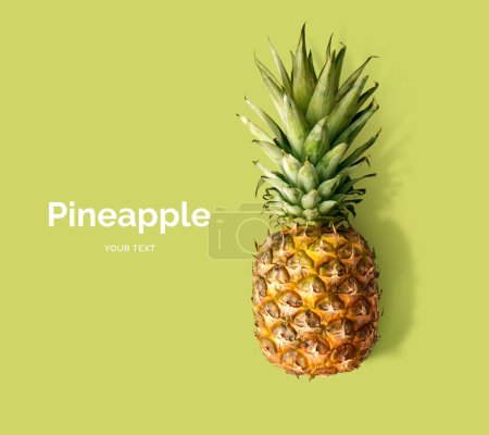 Téléchargez les photos : Mise en page créative en ananas. Pose plate. Concept alimentaire
. - en image libre de droit