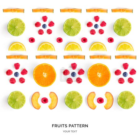 Foto de Patrón sin costuras con naranja, limón, melón, pera, arándano, frambuesa y lima. Fondo abstracto tropical. - Imagen libre de derechos
