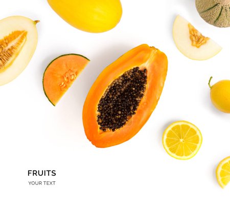 Foto de Diseño creativo hecho de fruta de papaya. Acostado. Concepto alimenticio
. - Imagen libre de derechos